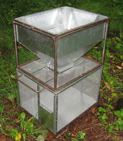 Shaker box to gather honeybees